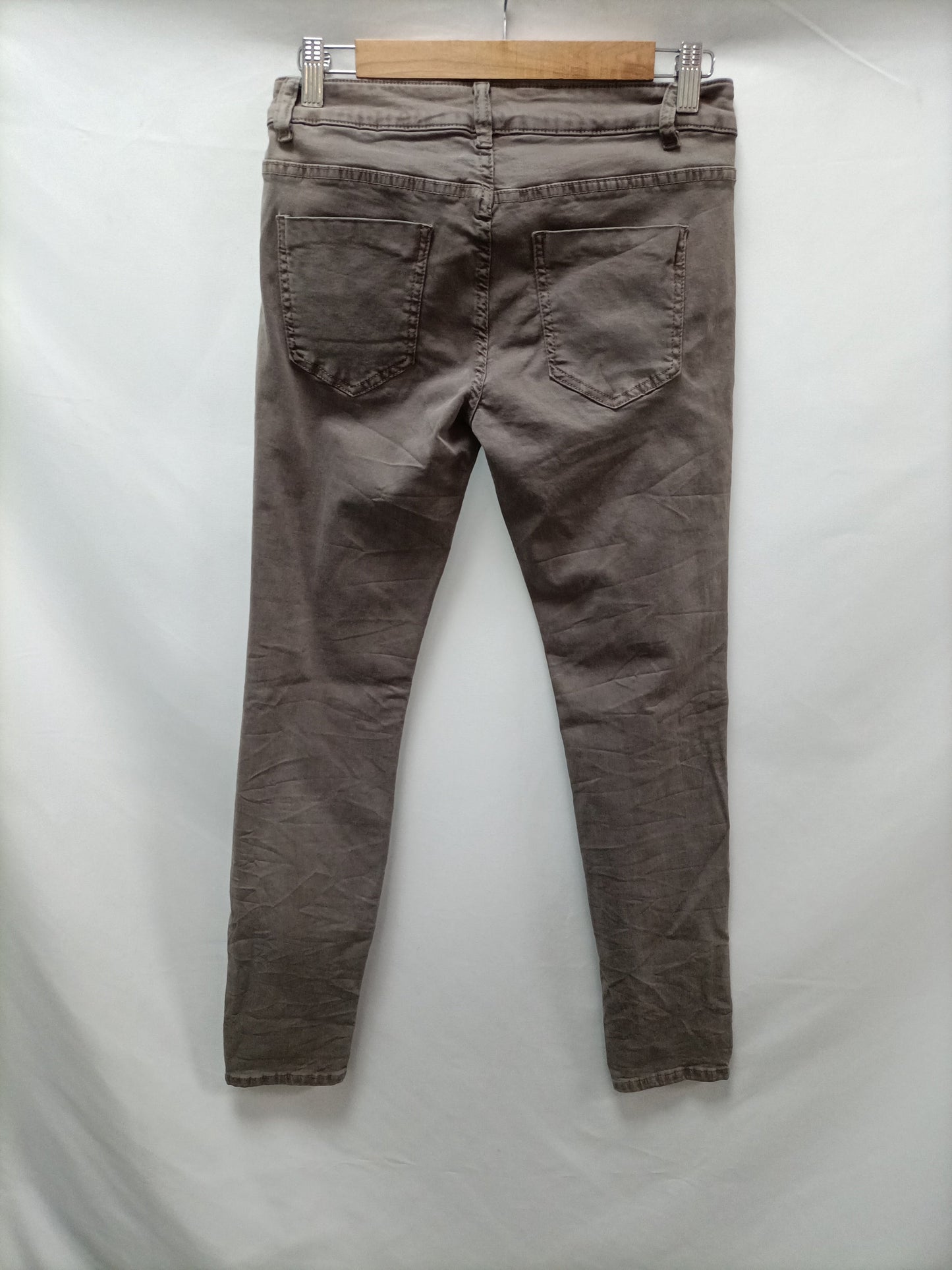 A PIE DE CALLE . Pantalón denim gris topo T.s