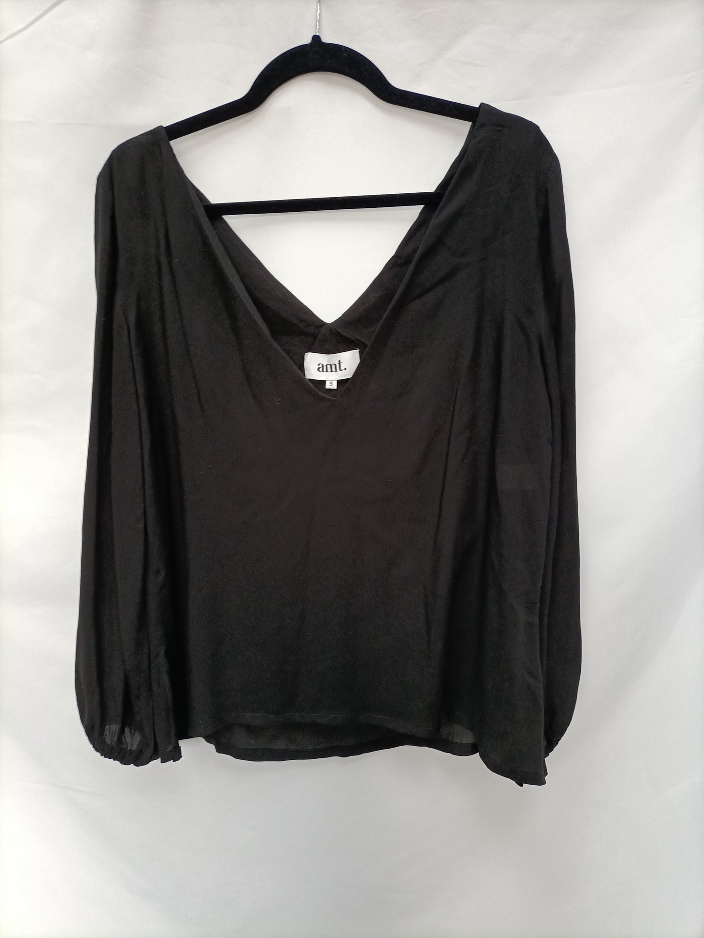 AMT. Blusa negra fluida T.s