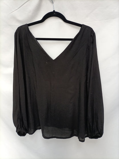 AMT. Blusa negra fluida T.s