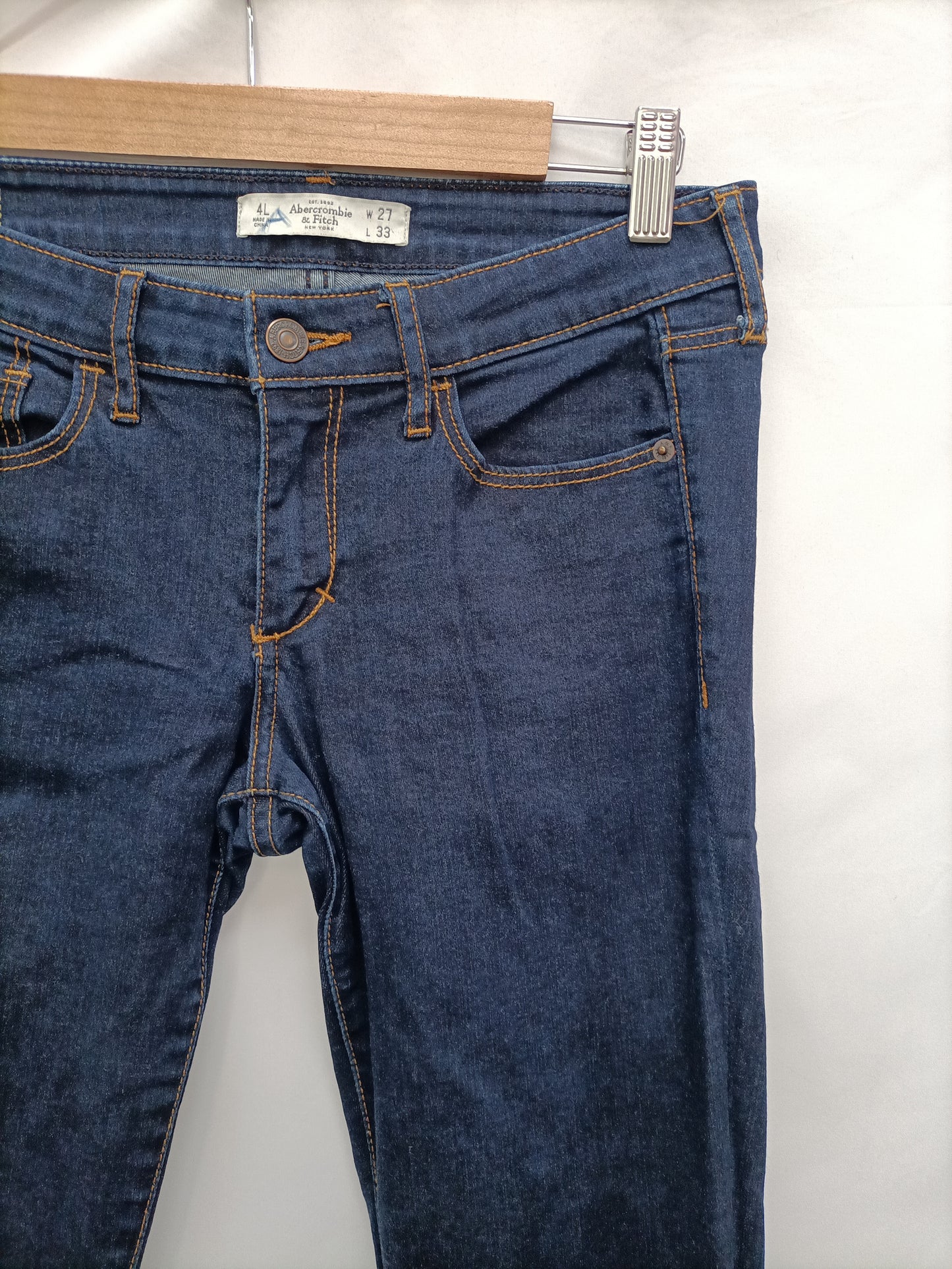 ABERCROMBIE. Pantalón denim oscuro  T.38