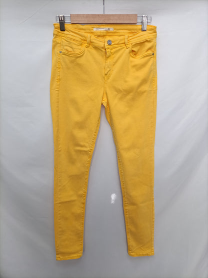 ZARA. Pantalón pitillo amarillo T.40