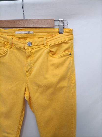 ZARA. Pantalón pitillo amarillo T.40