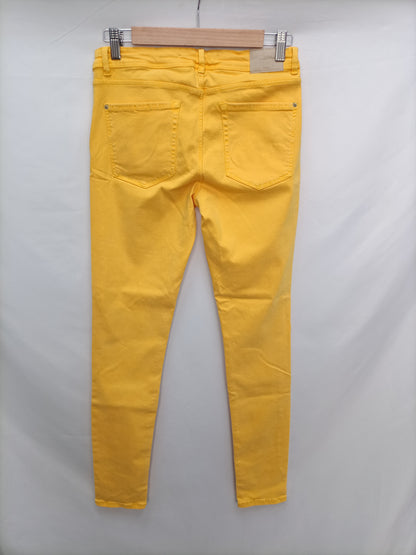 ZARA. Pantalón pitillo amarillo T.40