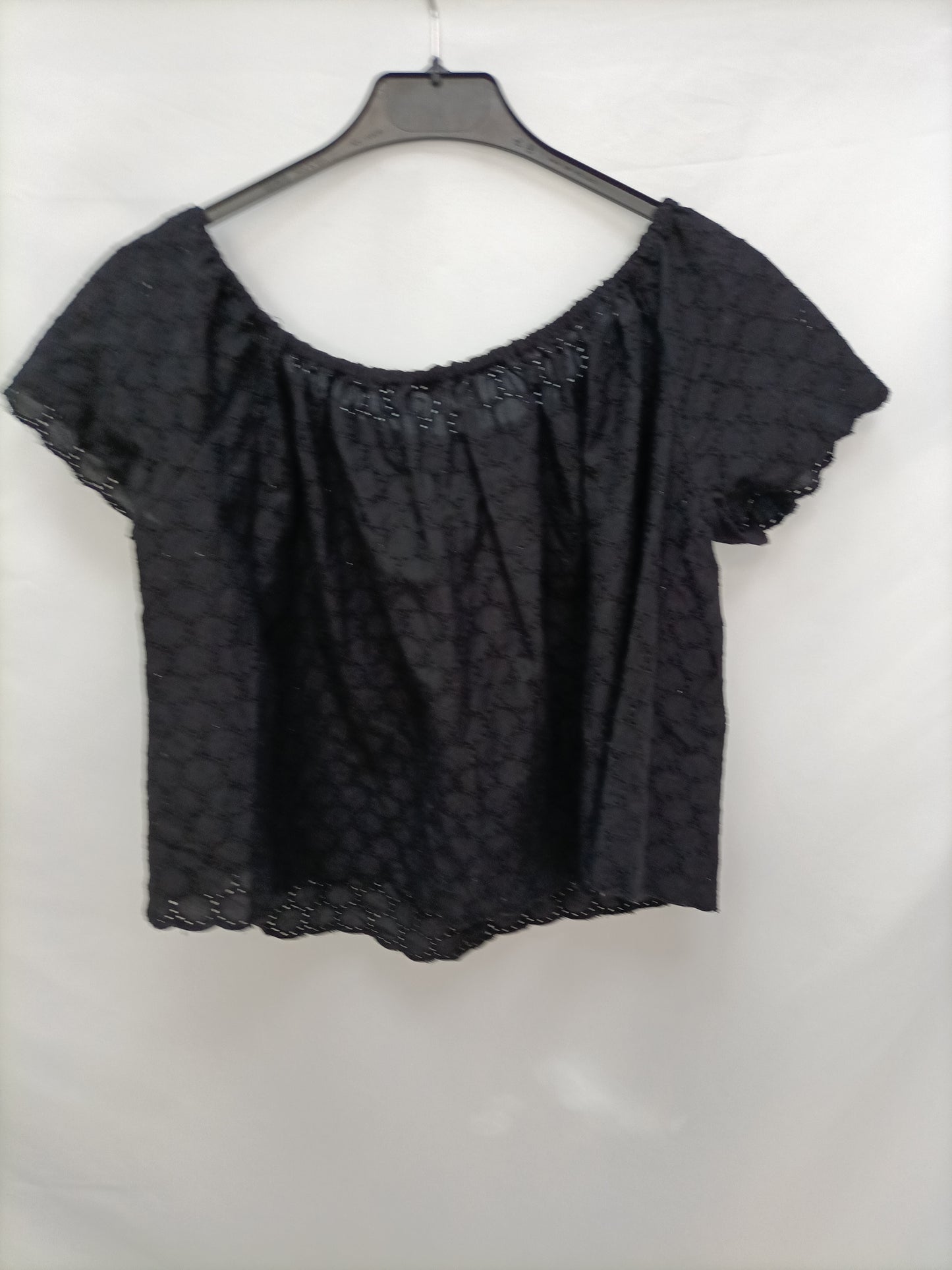 ZARA.  Top negro troquelado T.m