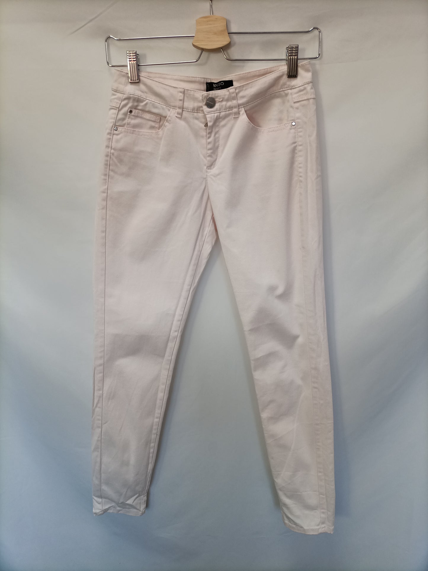 MANGO. Pantalón  denim rosa T.34