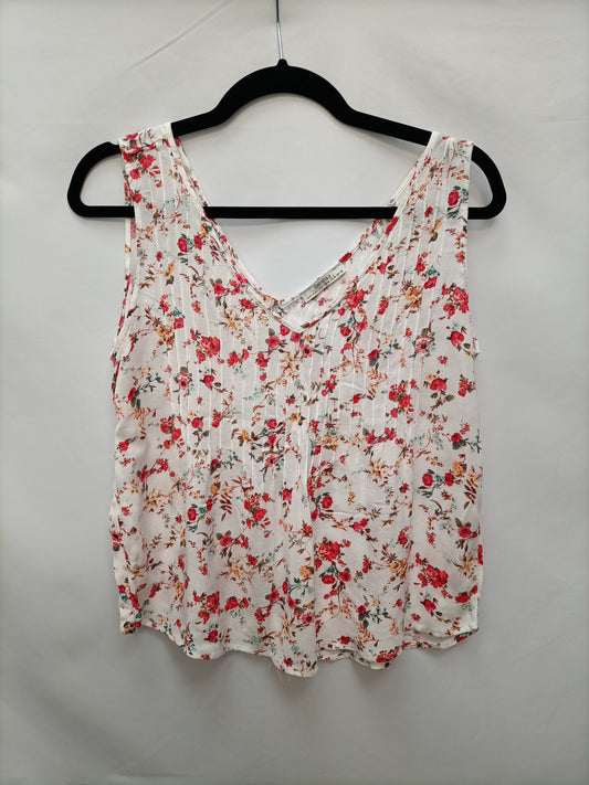 BERSHKA. Blusa blanca florss T.m