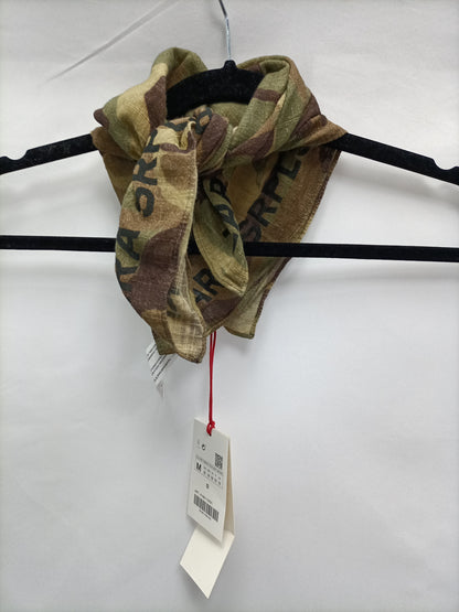 ZARA.Pañuelo cuadrado estampado camuflaje