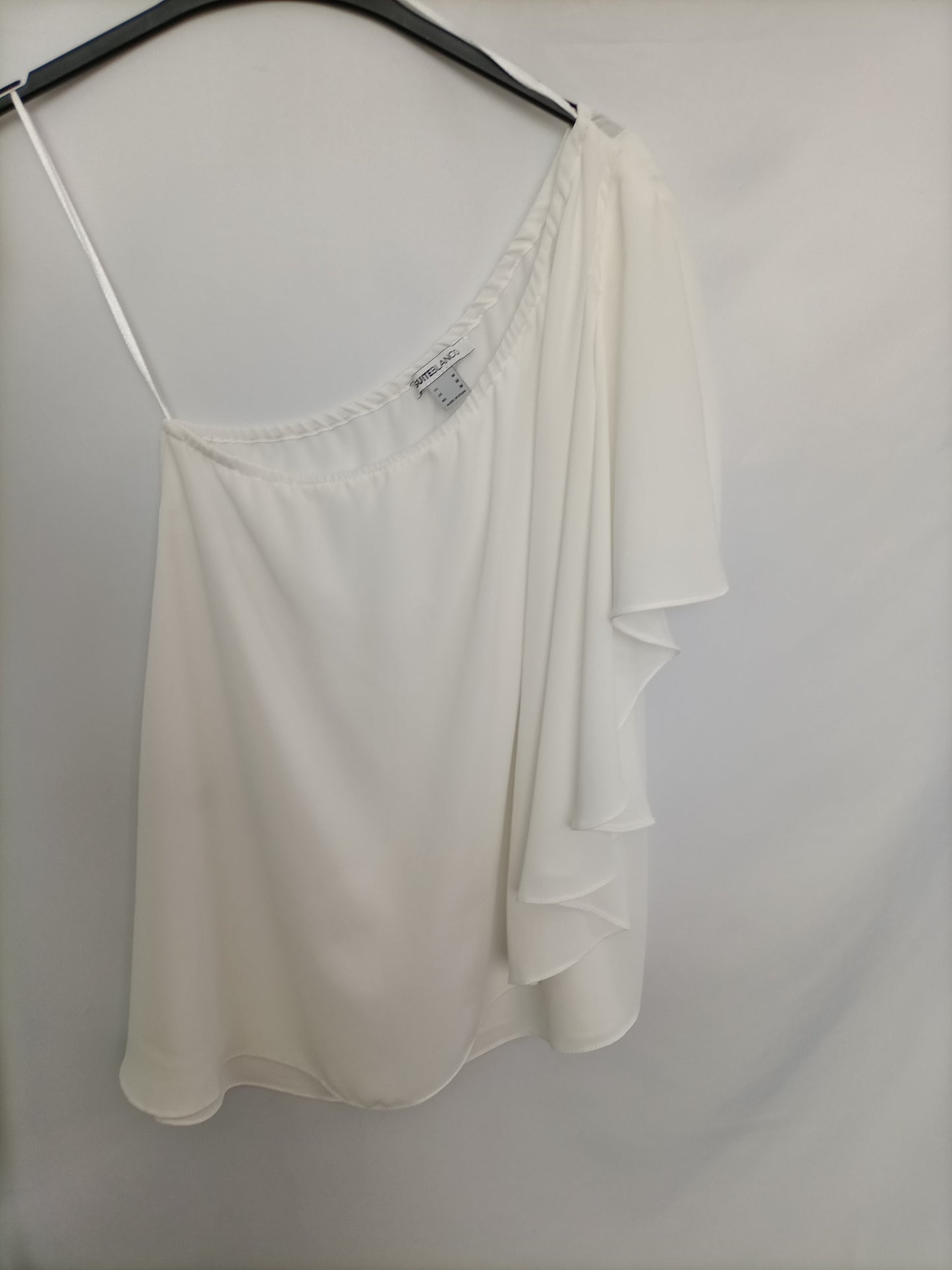 BLANCO.Blusa blanca asimétrica T.m