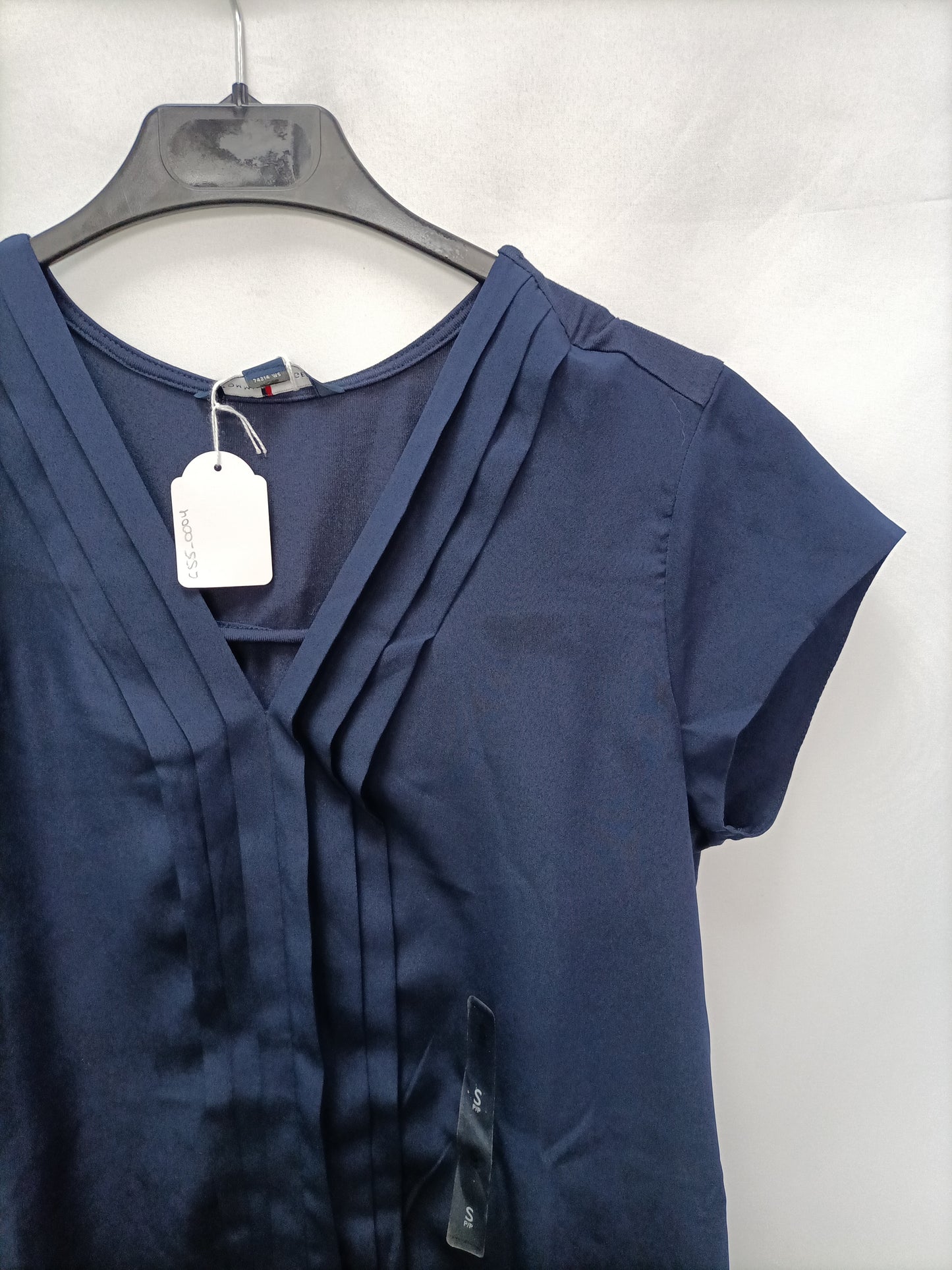 TOMMY HILFIGER. Blusa azul doble textura T.s