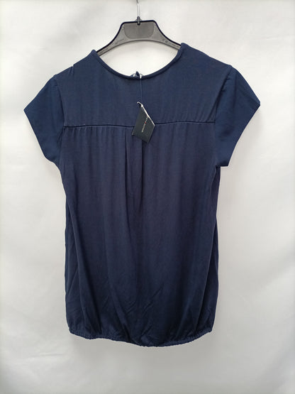 TOMMY HILFIGER. Blusa azul doble textura T.s