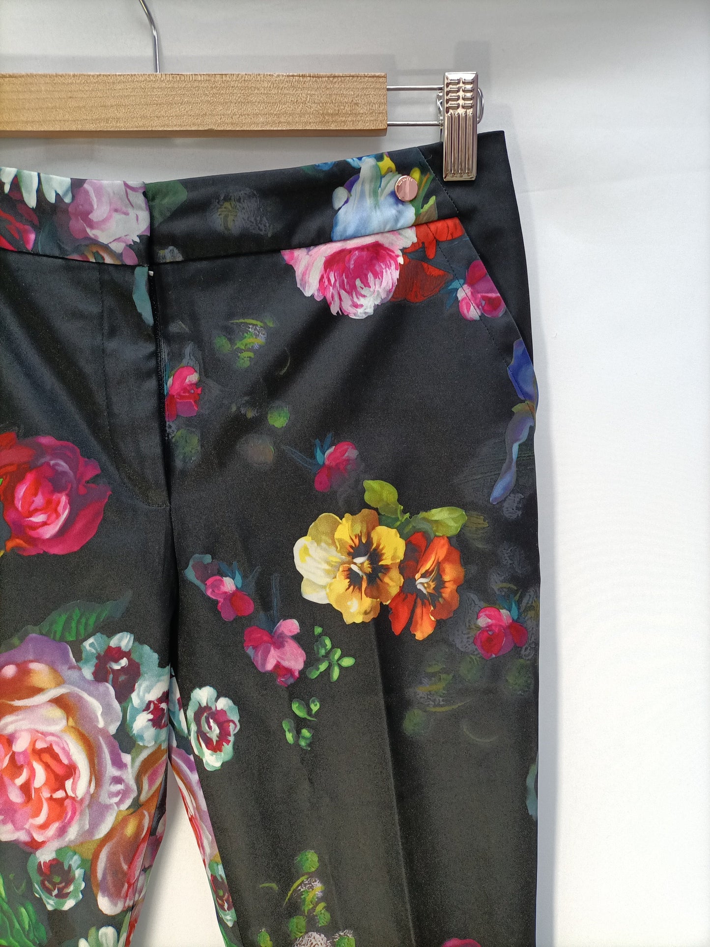 TED BAKER. Pantalón chino flores T.1 (s)