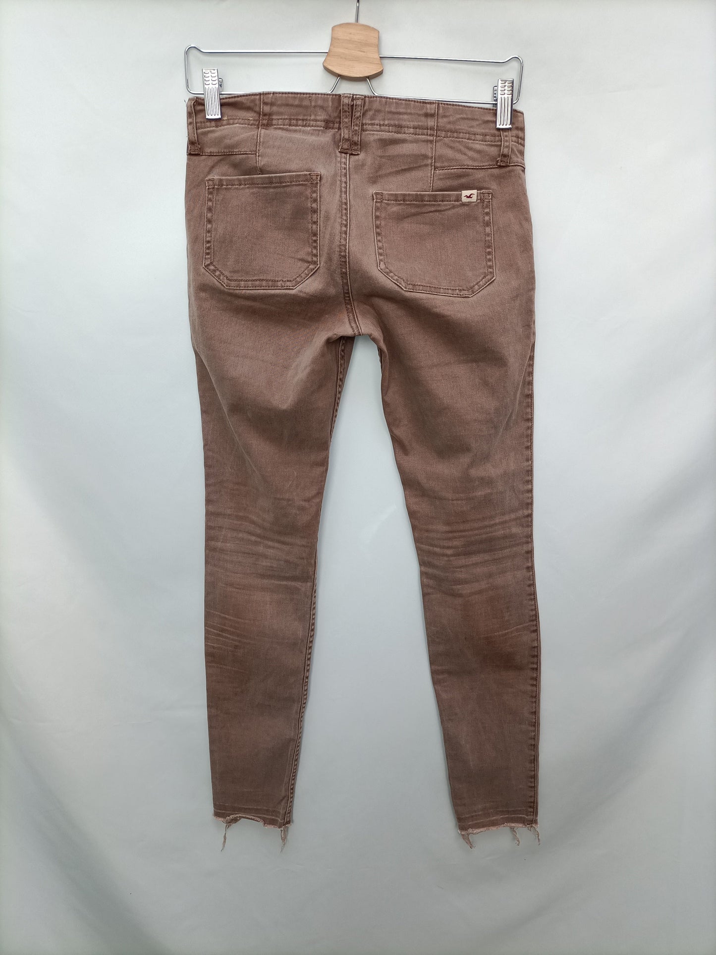 HOLLISTER. Pantalón marrón efecto lavado T.36