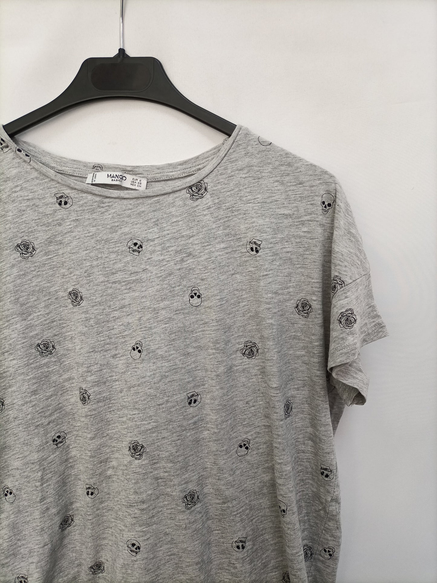 MANGO. Camiseta gris estampada T.s