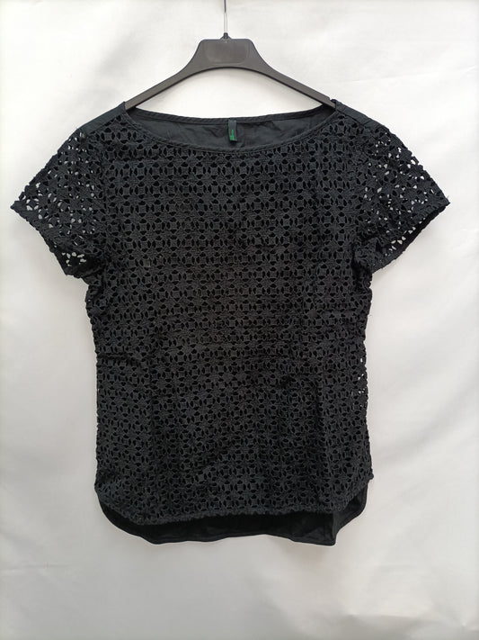 BENETTON. Top negro troqueladao T.L