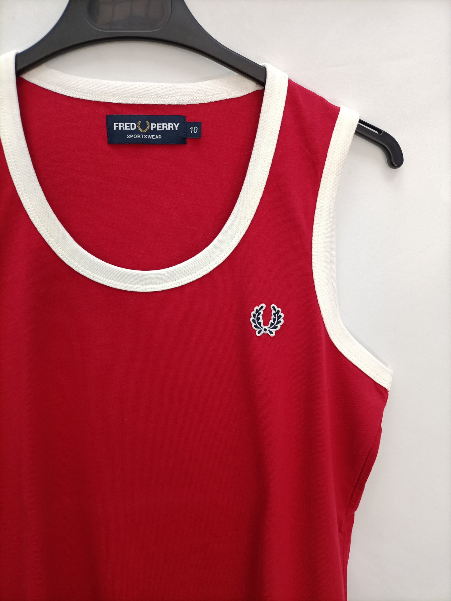 FRED PERRY. Camiseta roja T.10(m)