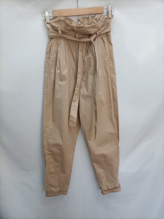 BERSHKA. Pantalón beige paper backT.34