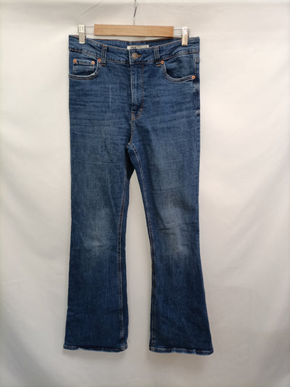 ZARA. Pantalón denim campana T.40