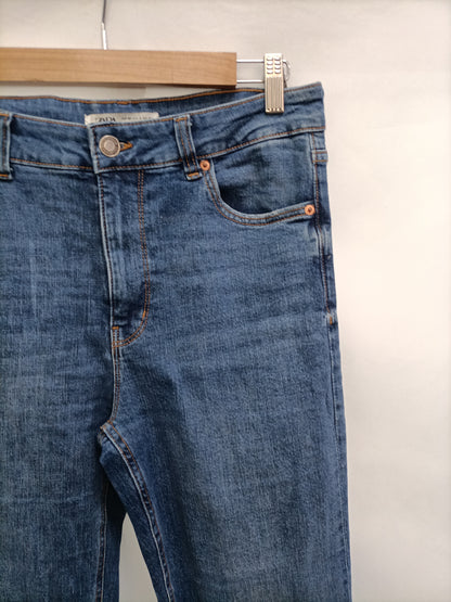 ZARA. Pantalón denim campana T.40