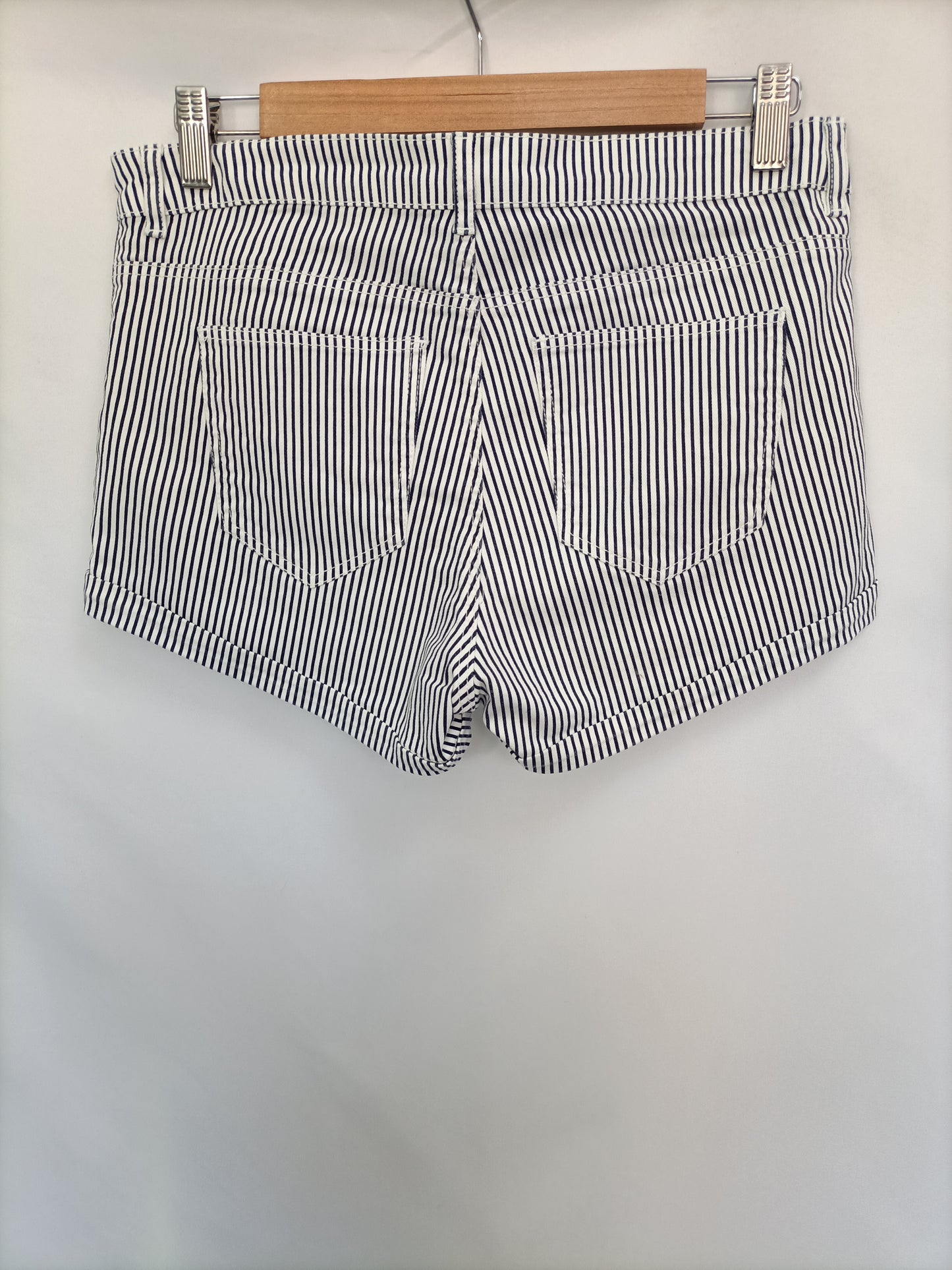 H&M. Shorts denim rayas T.38