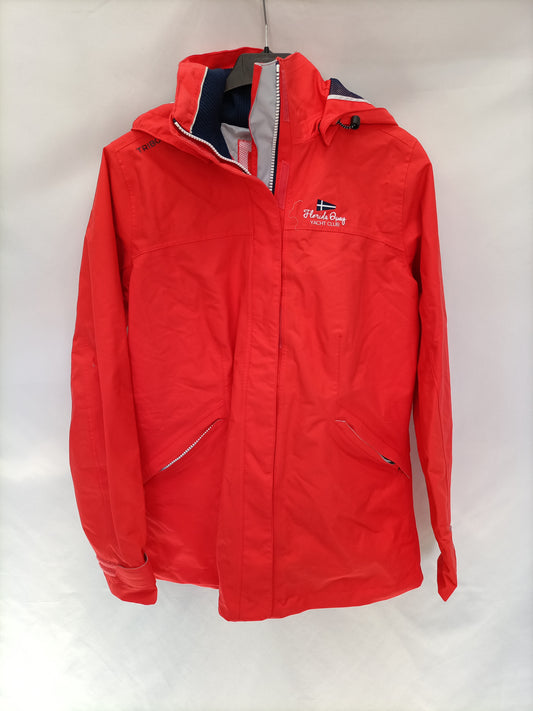 DECATHLON. Chaqueta roja