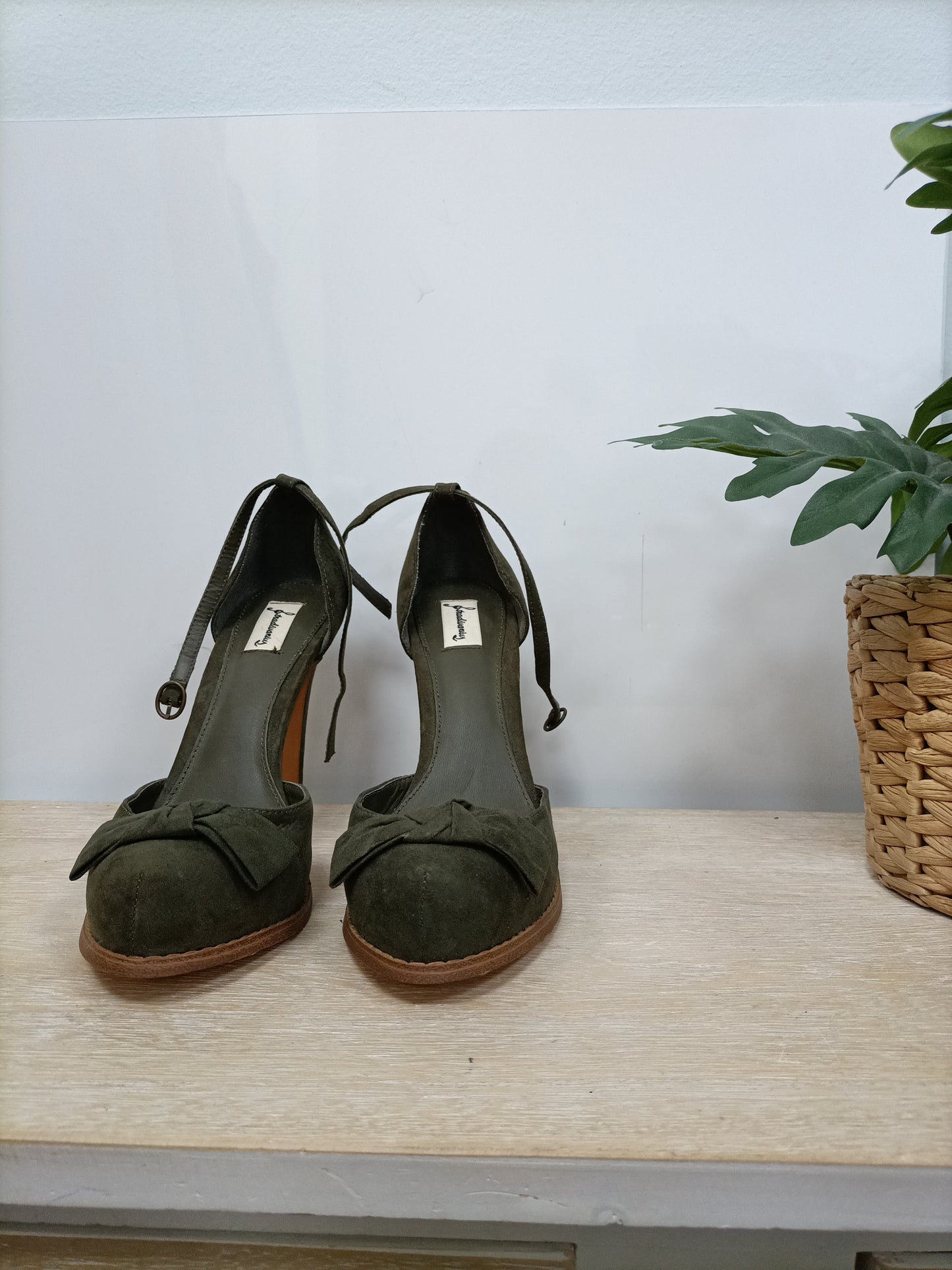 STRADIVARIUS. Zapatos verdes lazada T.38