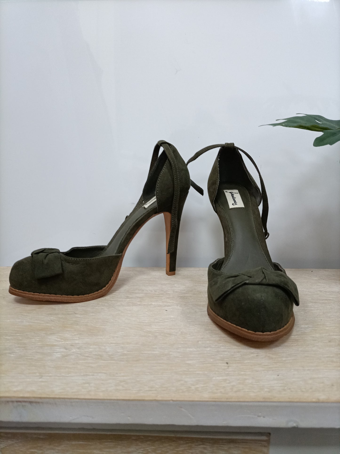 STRADIVARIUS. Zapatos verdes lazada T.38