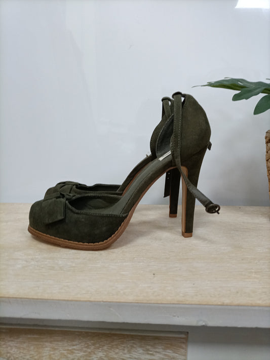 STRADIVARIUS. Zapatos verdes lazada T.38