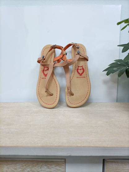 BUO. Sandalias beige T. 38