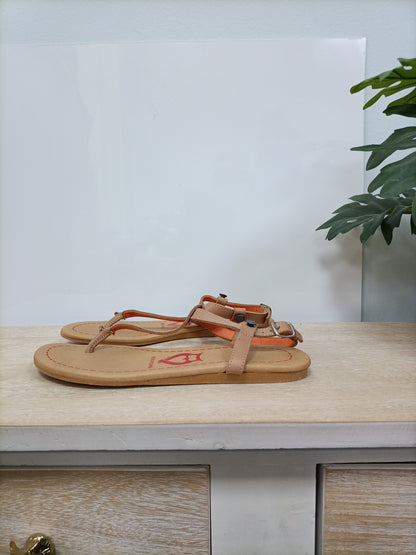 BUO. Sandalias beige T. 38