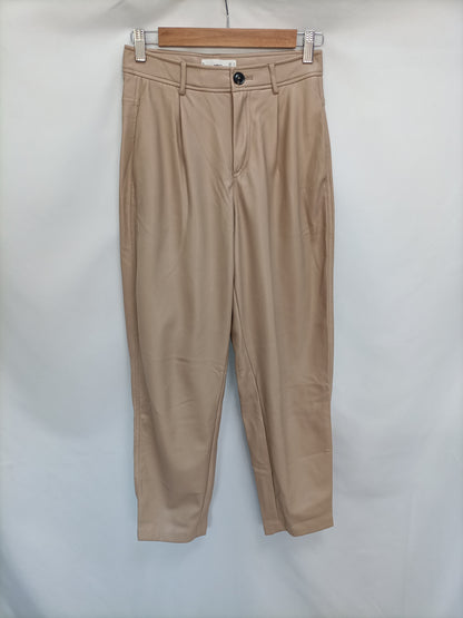 MANGO. Pantalón beige polipiel  T.34 (tara)