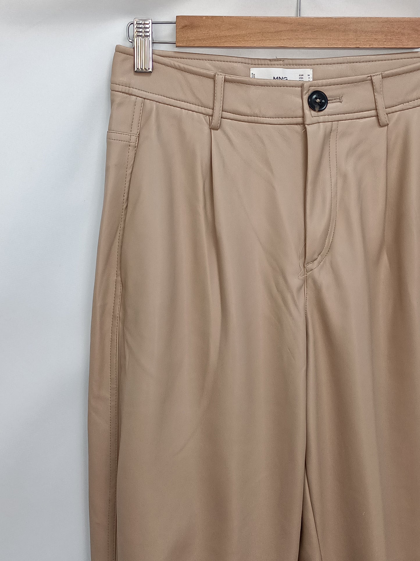 MANGO. Pantalón beige polipiel  T.34 (tara)