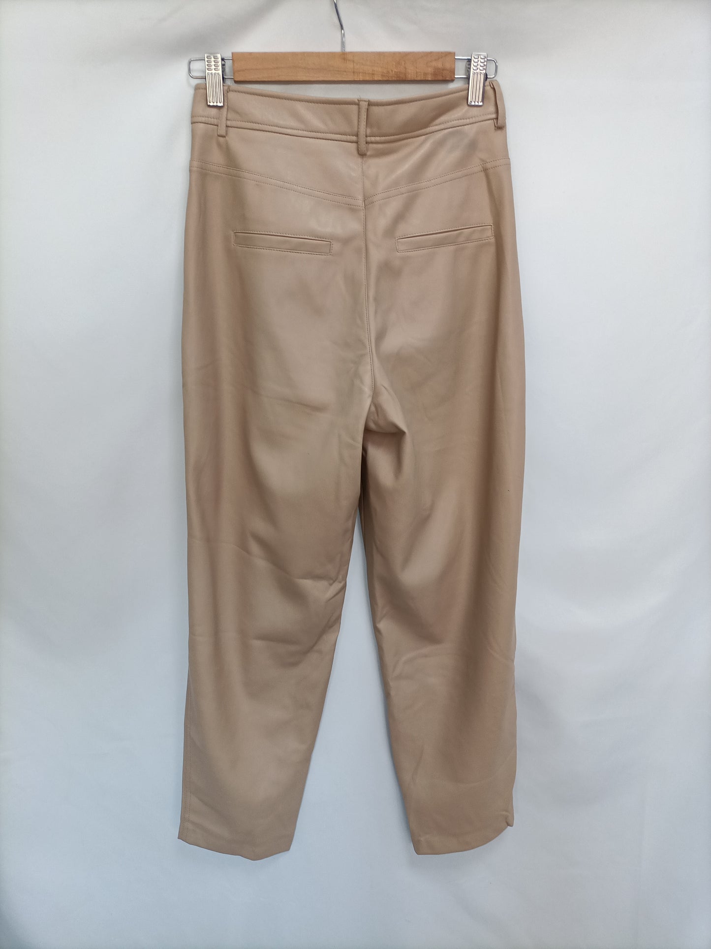 MANGO. Pantalón beige polipiel  T.34 (tara)