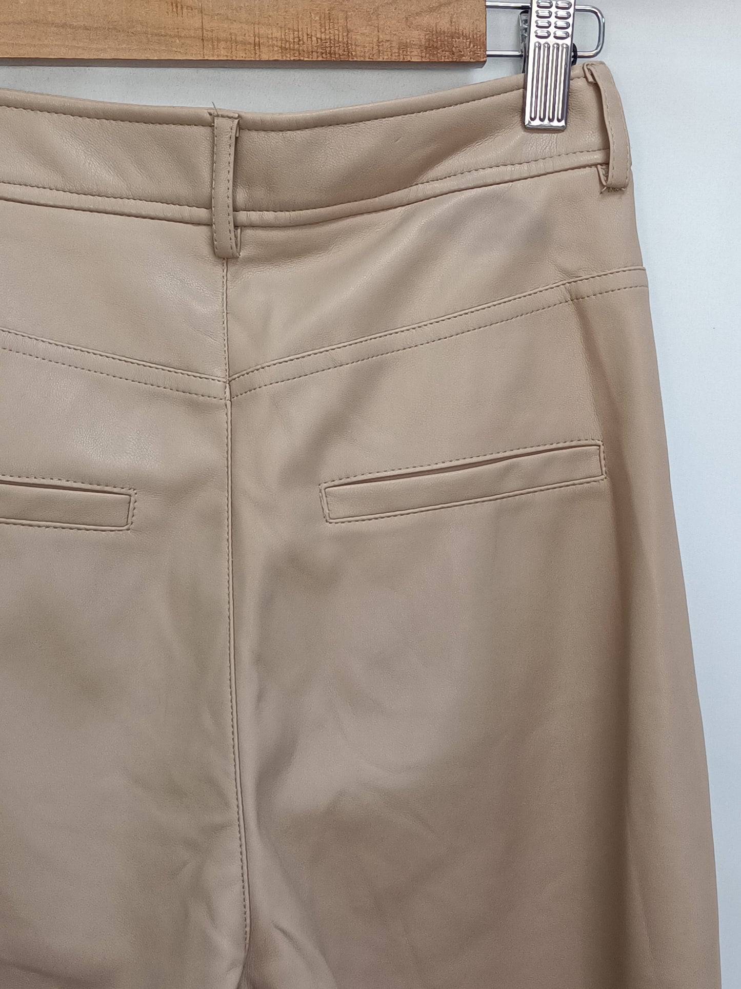 MANGO. Pantalón beige polipiel  T.34 (tara)