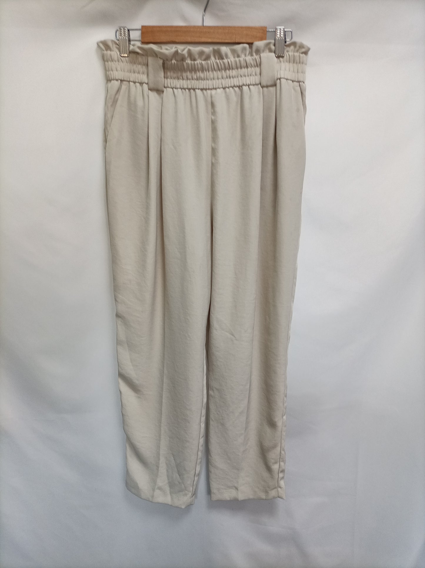 ZARA. Pantalón beige fluido T.L