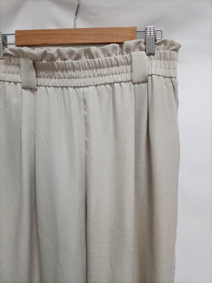 ZARA. Pantalón beige fluido T.L