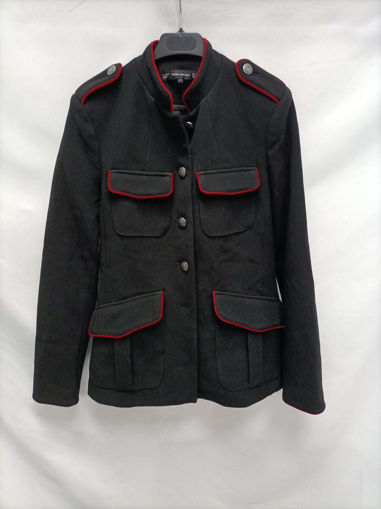 ZARA. Chaqueta negra militar T. S