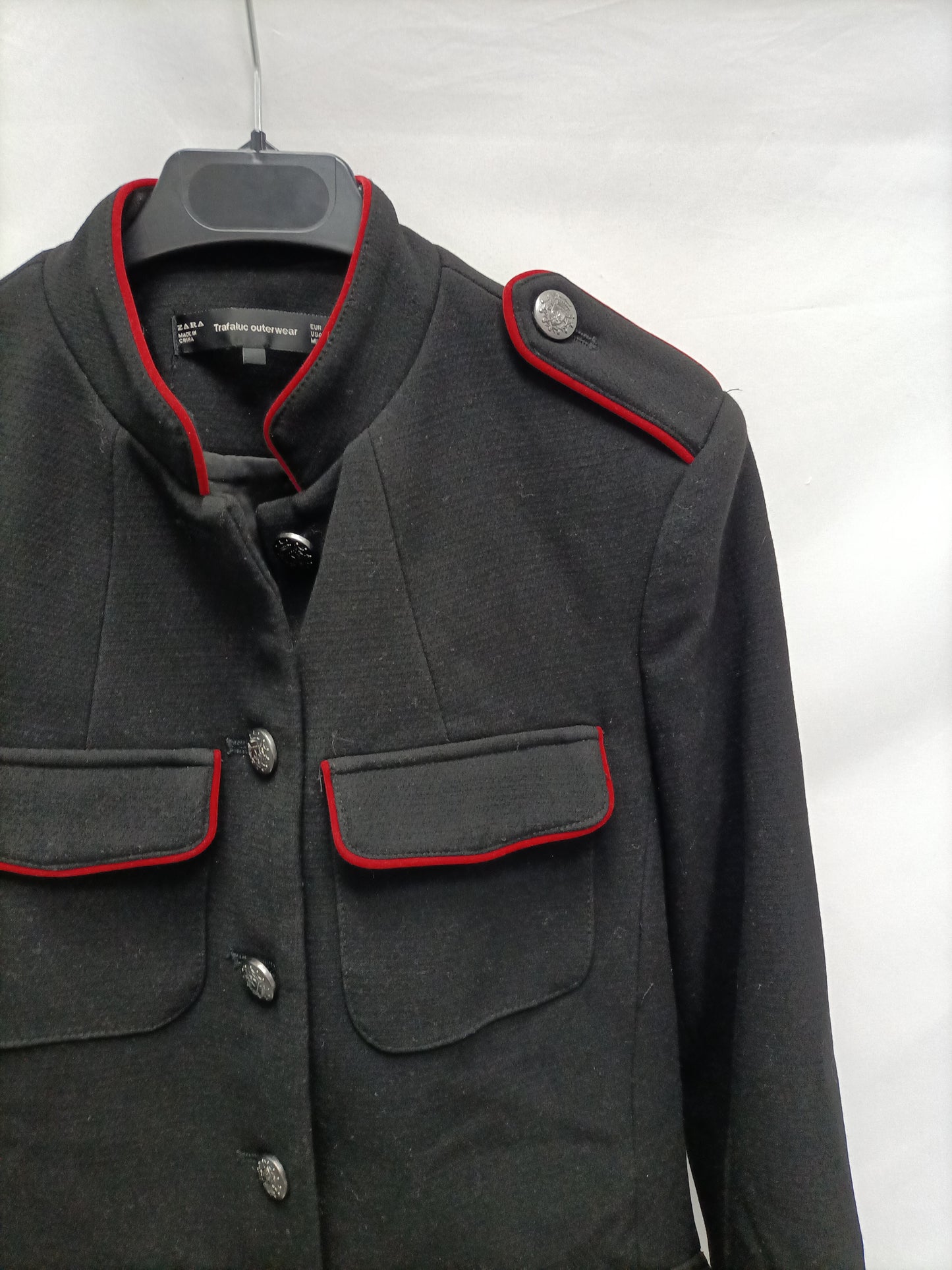 ZARA. Chaqueta negra militar T. S