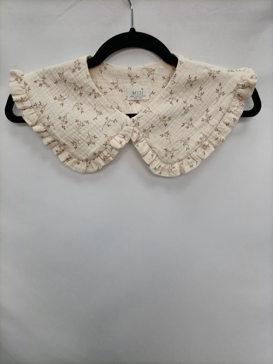 MIJI. Cuello beige florecitas