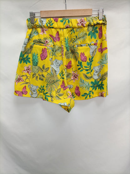 ZARA. Shorts amarillo estampado T.m