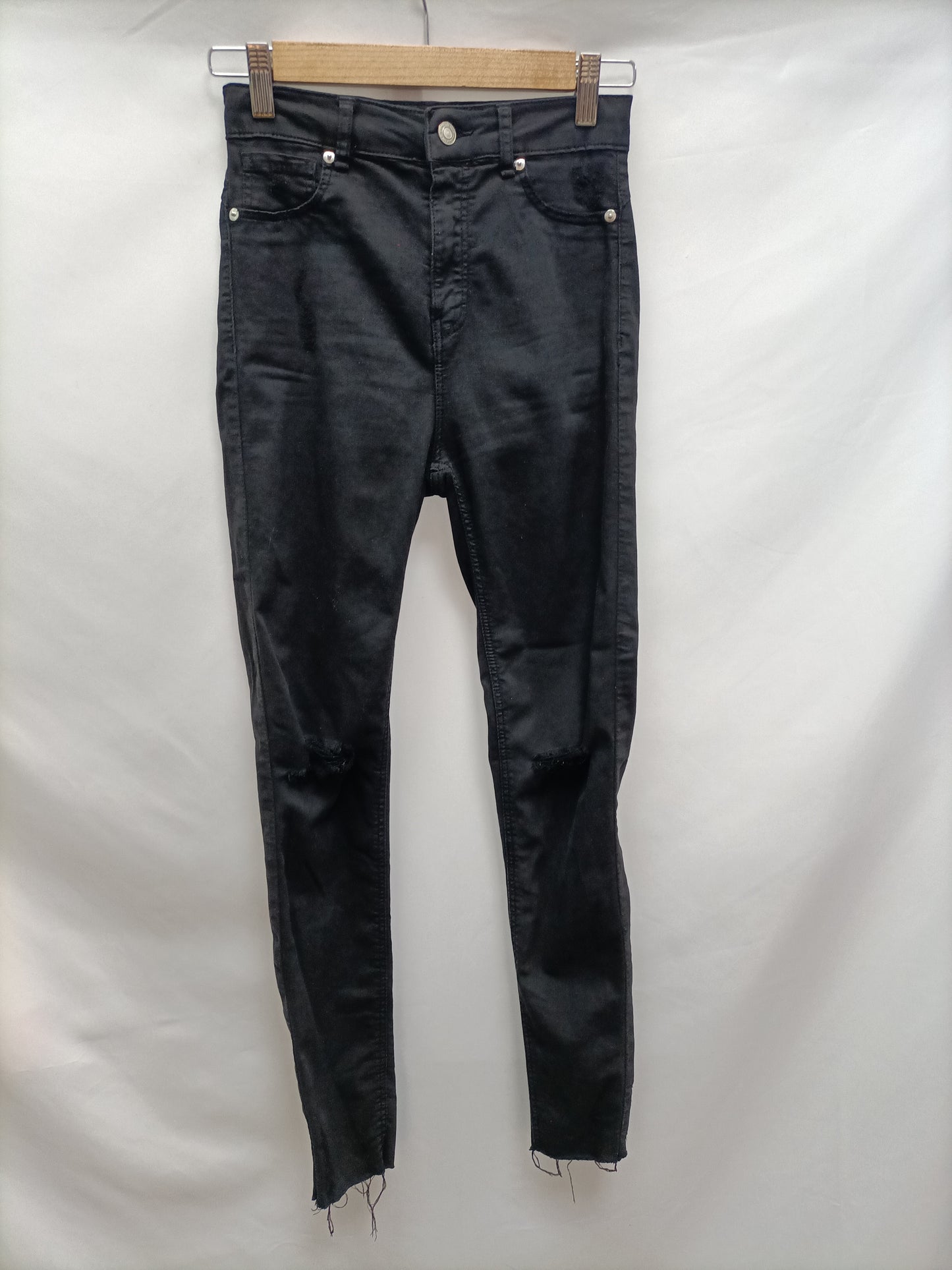 BERSHKA. Pantalón negro rotos T.36