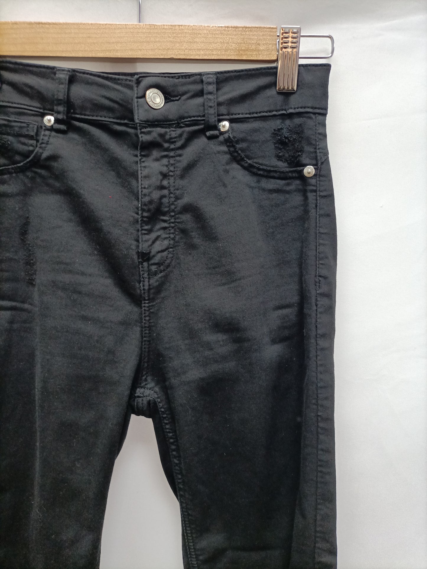 BERSHKA. Pantalón negro rotos T.36