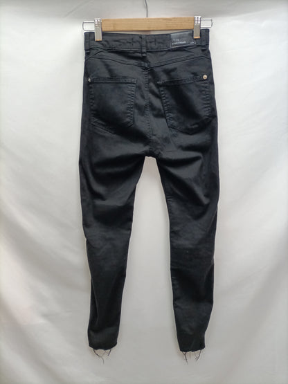 BERSHKA. Pantalón negro rotos T.36