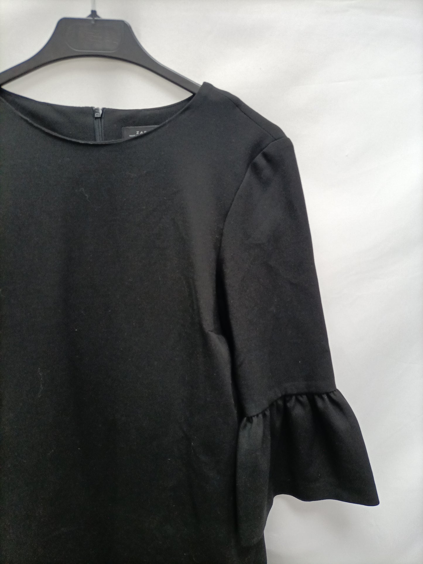 ZARA. Vestido negro volante T.xs