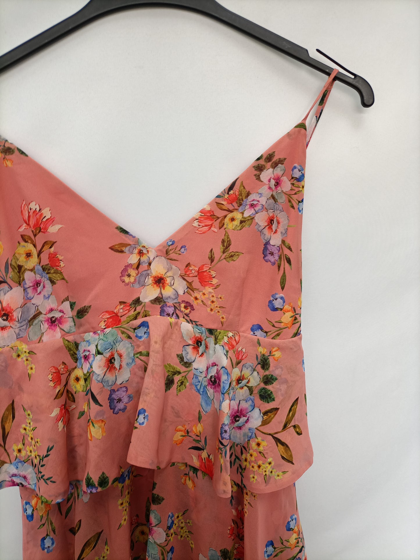 REVOLVE. Vestido flores y volantes T.xs