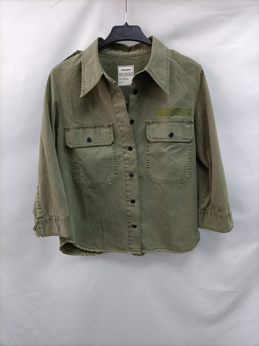 ZADIG&VOLTAIRE. Sobrecamisa verde cortita T.m