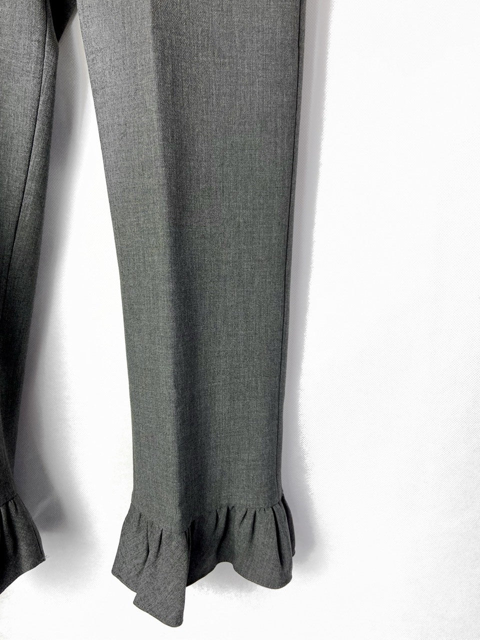 ZARA. Pantalón gris volante XS