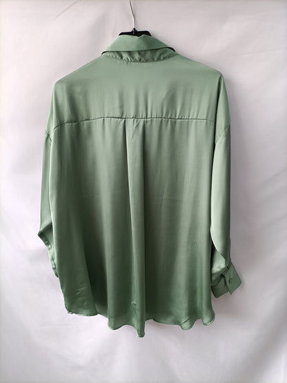 ZARA. Blusa verde satinada  T.s