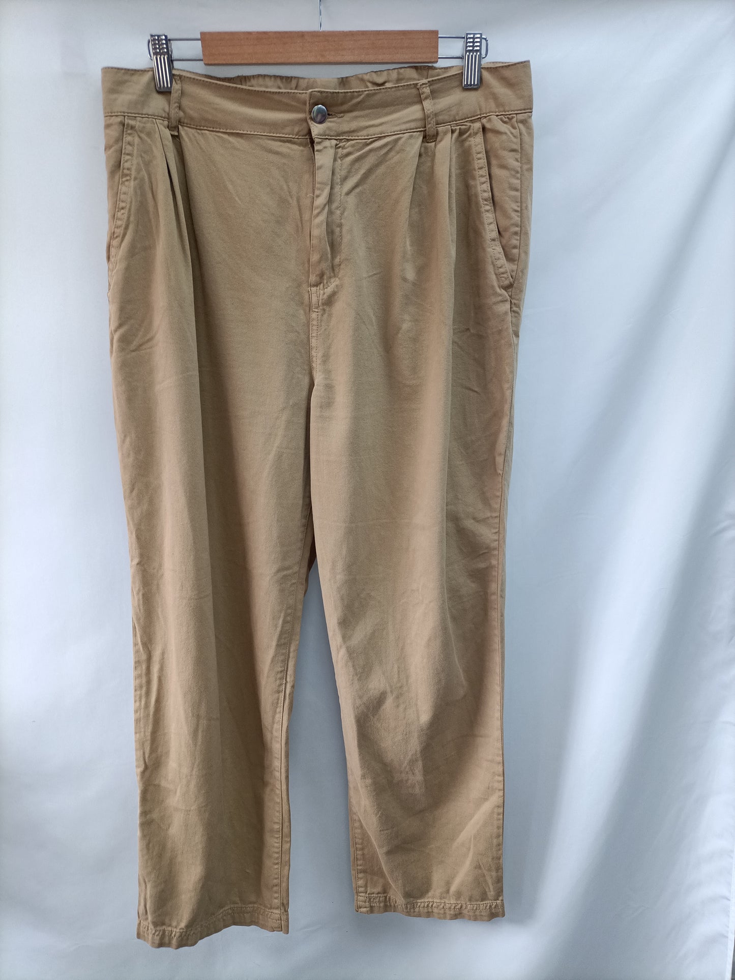 MANGO. Pantalón camel recto  T.42