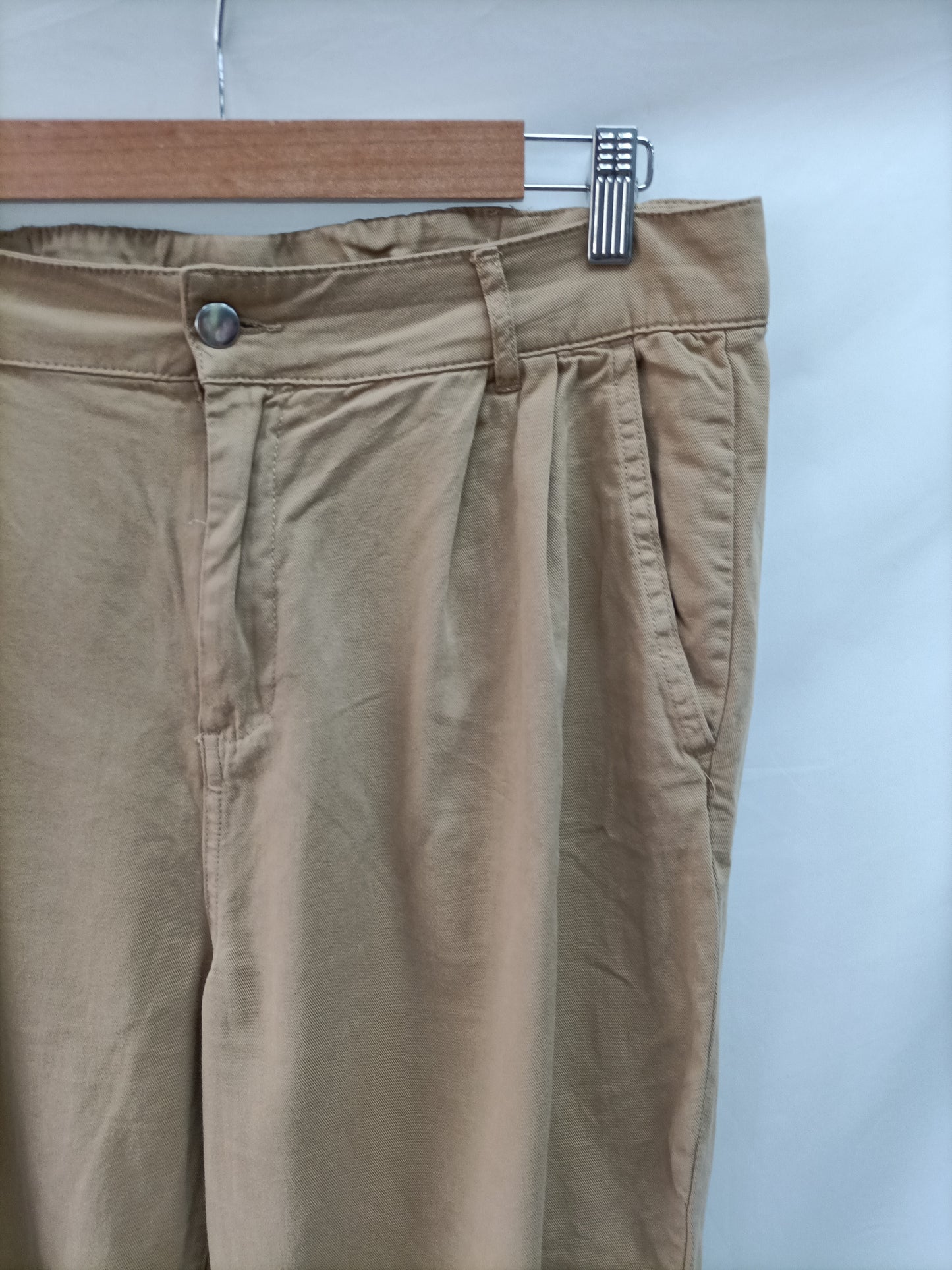 MANGO. Pantalón camel recto  T.42