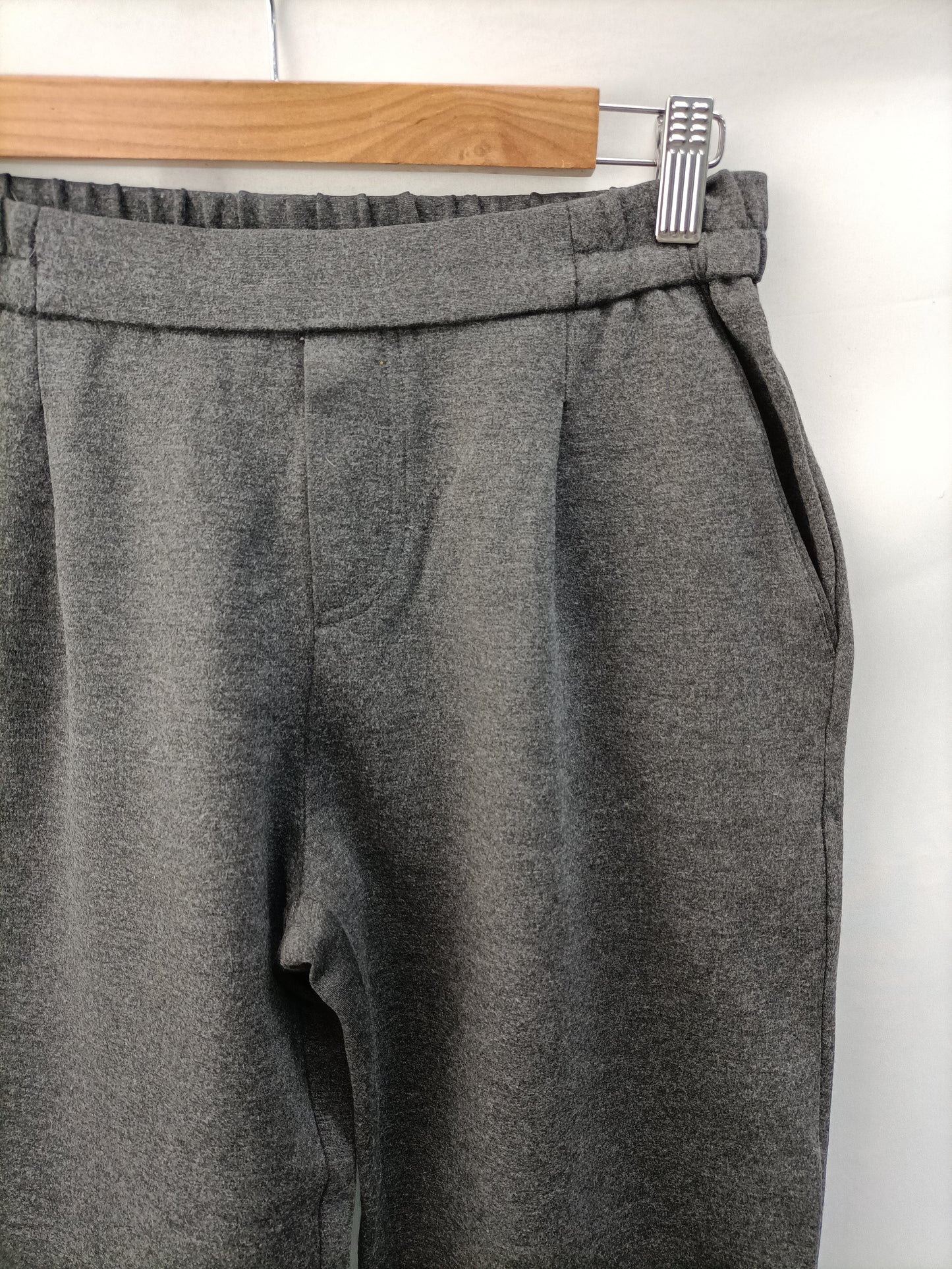 BENETTON. Pantalón gris elástico T.s